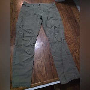 Kuhl Men's Olive Cargo Pants revolvr